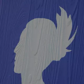Die Silhouette eines Kopfes ist auf eine blauen Holzwand angebracht