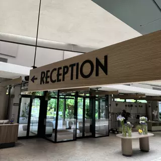 Große Acrylglasbuchstaben, im Empfangsbereich montiert.