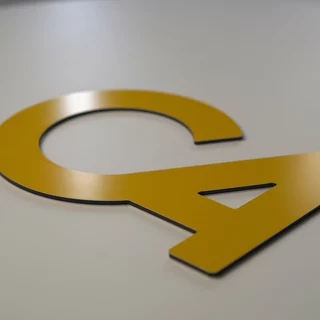 3D Buchstaben zum direkt verkleben aus Aluminiumverbund
