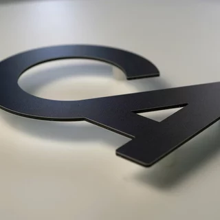 Markenzeichen aus Aluminiumverbund individuell zugeschnitten mit Abstandshaltern 