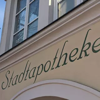 Schriftzug Stadtapotheke an einer Außenfassade angemalt mit einer Malerschablone