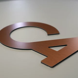 Gebürstetes Aluminiumverbund mit Kupferoberfläche. 