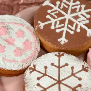  Backschablone - Drei kleine Kuchen mit Schneeflocken Motiv bestreut aus Puderzucker und Kakao