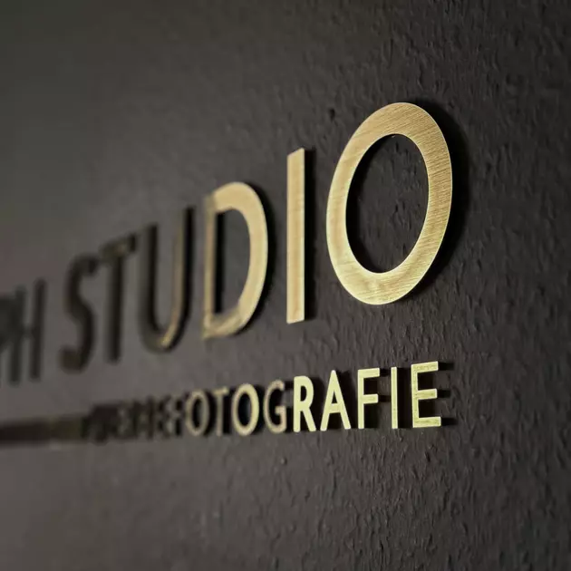 3D Buchstabe wird an Wand montiert