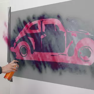 Sprühfarbe wird auf eine Wandschablone mit einem Automotiv angebracht
