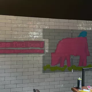 Malerschablone verwendet um eine Kuh und einen Schriftzug auf einer Wand anzubringen