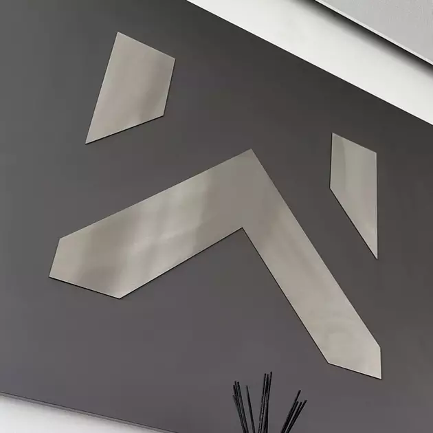 Kunststoffschablone liegt auf Boden