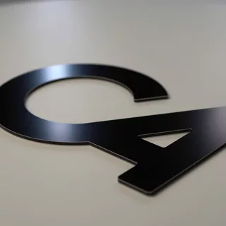Aluminiumverbund verarbeite zu individuellen 3D Buchstaben 