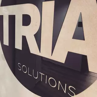 Spiegelndes Plexiglaslogo von Tria Solution 