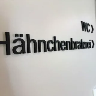 Schwarzes Acrylglas in verschiedenen Stärken, ideal für moderne und elegante Anwendungen in Architektur, Design und Werbung.