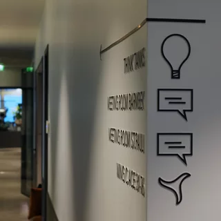 Eloxierte Aluminiumzuschnitte in verschiedenen Größen, ideal für langlebige und korrosionsbeständige Anwendungen in verschiedenen Projekten.