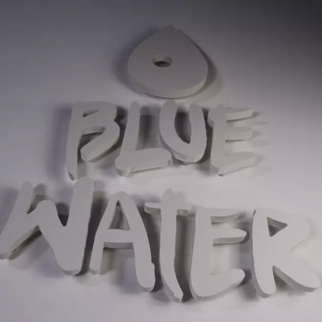 3D Buchstabe wird an Wand montiert