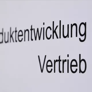 Schwarze matte Klebefolie für vielseitige Anwendungen, ideal für elegante und dezente Oberflächenbeschichtungen in Werbung, Design und DIY-Projekten.