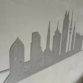 Eine verputzte Stadt Silhouette aus Beton an der Wand