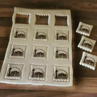 Lebensmittelschablone - Ausgestochene Lebensmittelmotive auf eines Marzipanteigs werden für die Weiterverarbeitung bereitgelegt