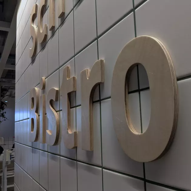 Metallschablone wird an Wand gehalten