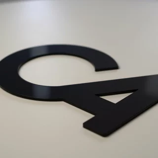 Glänzendes Acrylglas als Zuschnitt zum verkleben in einem Büro