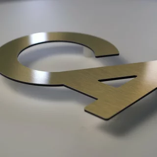 3D Logo aus Aluminiumbverbund mit gold finish