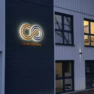 Hinterleuchtetes LED-Logo für auffällige und moderne Beleuchtungslösungen in Geschäftslogos, Werbeschildern und Dekorationen.
