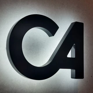 Cadout Logo hinterleuchtet mit LED in neutralweiß