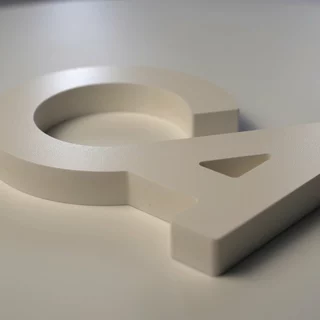 Dickes Logo aus weißem Hartschaum individuell zugeschnitten 