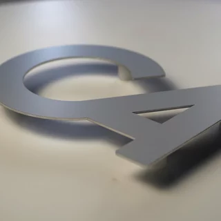 Logozuschnitte aus Aluminium mit klar eloxierter Oberfläche