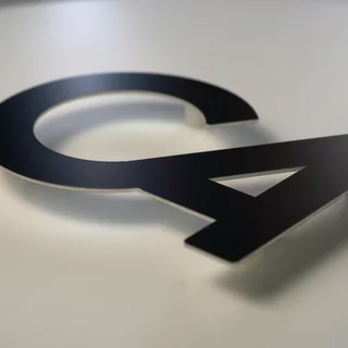 Edeles Aluminium Logo, schwarz eloxiert und mit Distanzhaltern versehen 