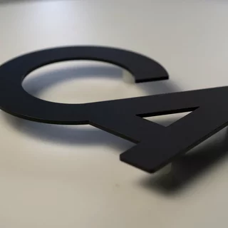 Durchgefärbtes Acrylglas Buchstaben und Logozuschnitte in 3 mm