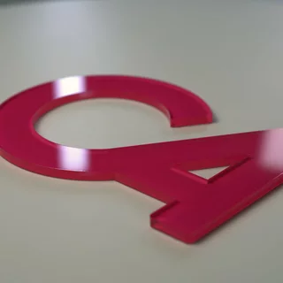 Buchstaben CA aus Acrylglas als Musterstück für einen Digitaldruck