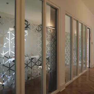 Sichtschutzdesign aus Milchglas Folie für Bürotüren und Fenster