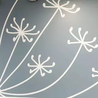 Florales Motiv an einer Wand nach der Fertigstellung mit einer XXL Wandschablone
