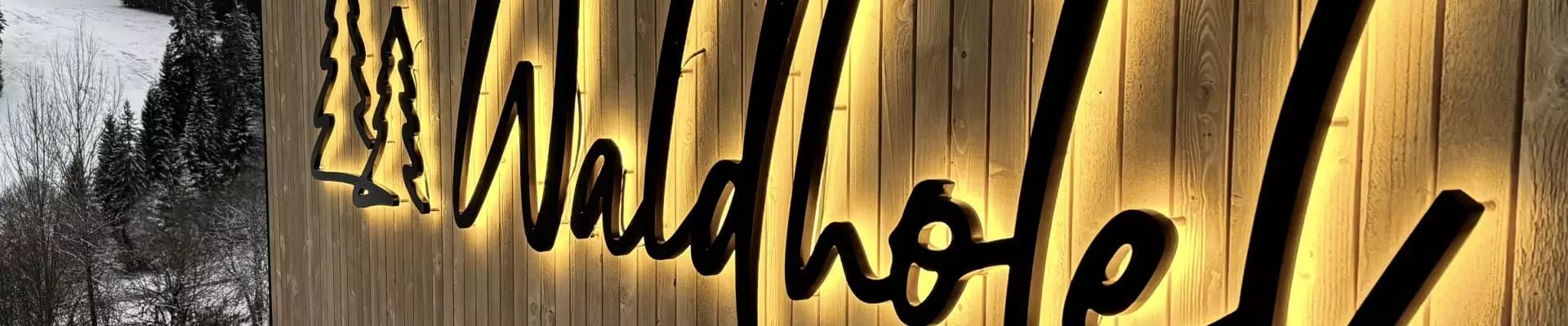 weißes Logo aus Acrylglas