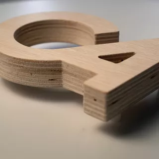 Holzbuchstaben individuell zugeschnitten aus dieckem Material.