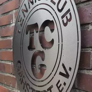 Edelstahlschild von einem Tennisclub, Abstandsmontage mit Edelstahlbolzen