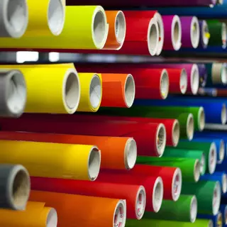 Klebefoliensortiment mit vielen verschiedenen Farben.