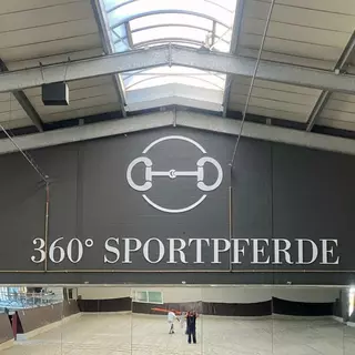 Reitsporthalle 3D Logo mit Abstandshaltern