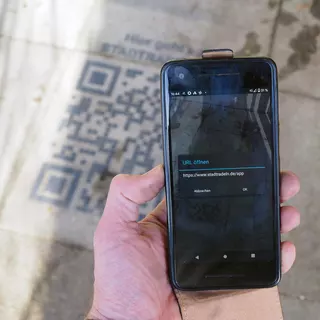 QR Code scannen Boden Fußweg Radweg