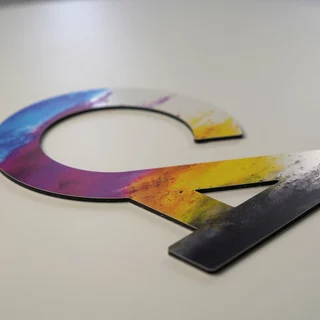Bunt bedrucktes Firmenzeichen aus Aluminiumverbund nach CMYK mit Farbverläufen