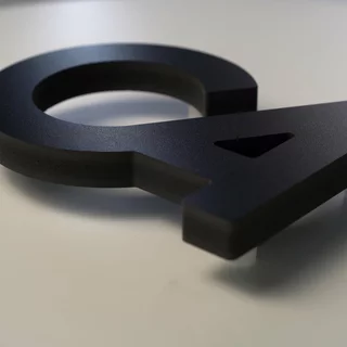 Logozuschnitte aus Hartschaum individuell angefertigt mit Abstandshaltern 