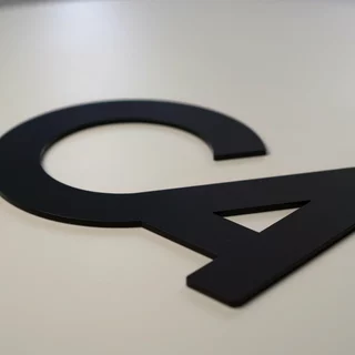 Acrylglaslogo direkt verklebt, schwarz mit Klebepads