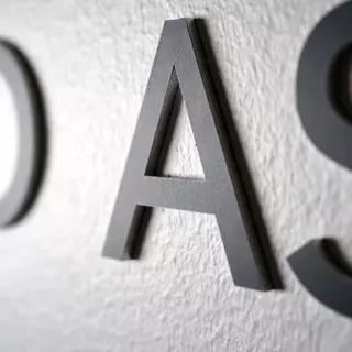 Macroaufnahme von schwarz eloxierten Aluminium