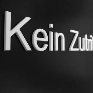 Weiße Acrylglasbuchstaben direkt verklebt mit dem Wortlaut Kein Zutritt