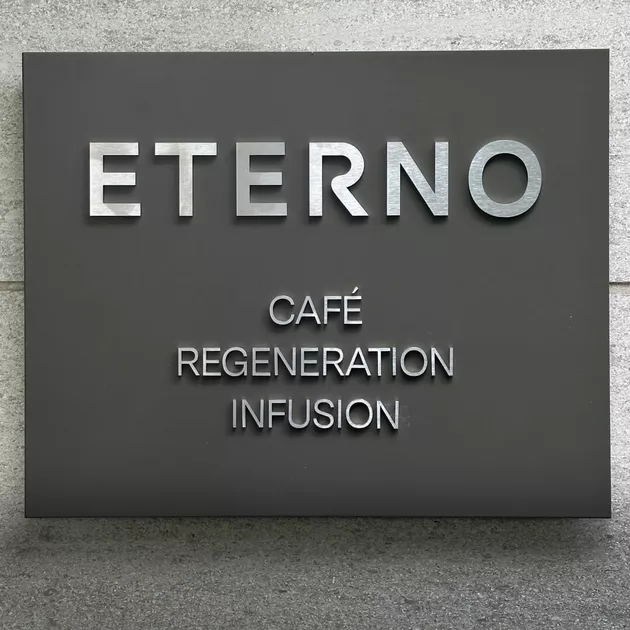 Kunststoffschablone liegt auf Boden