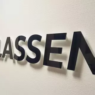 Firmenlogo aus Acrylglas, digital hinterdruckt, günstig bei cadout