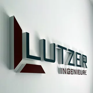 Individuell gestaltetes Hartschaumlogo mit frontseitigem Digitaldruck in lebendigen Farben, ideal für Firmenschilder, Messeauftritte und Dekorationen.
