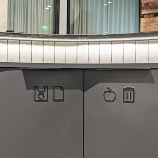 Individuell angerfertigte Recycling zeichen aus eloxiertem Aluminium