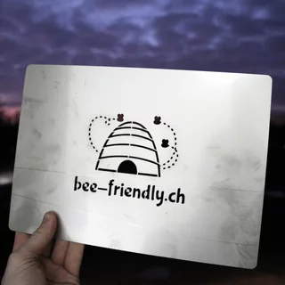 Präzise gefertigte Imkerschablone aus Metall mit detailliertem Bienenmotiv, ideal für wiederholbare und genaue Markierungen auf Bienenstöcken und Imkereiausrüstung.