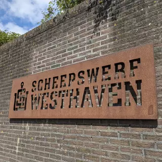 Bolzenmontage Rostschild aus Cortenstahl