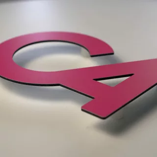 3D Logo mit Abstandshaltern aus Aluminiumverbund mit individuellen, gedruckten Farben 