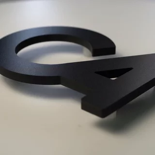 8 mm starker Hartschaum mit Abstandshaltern individuell zugeschnitte für eine Wandmontage